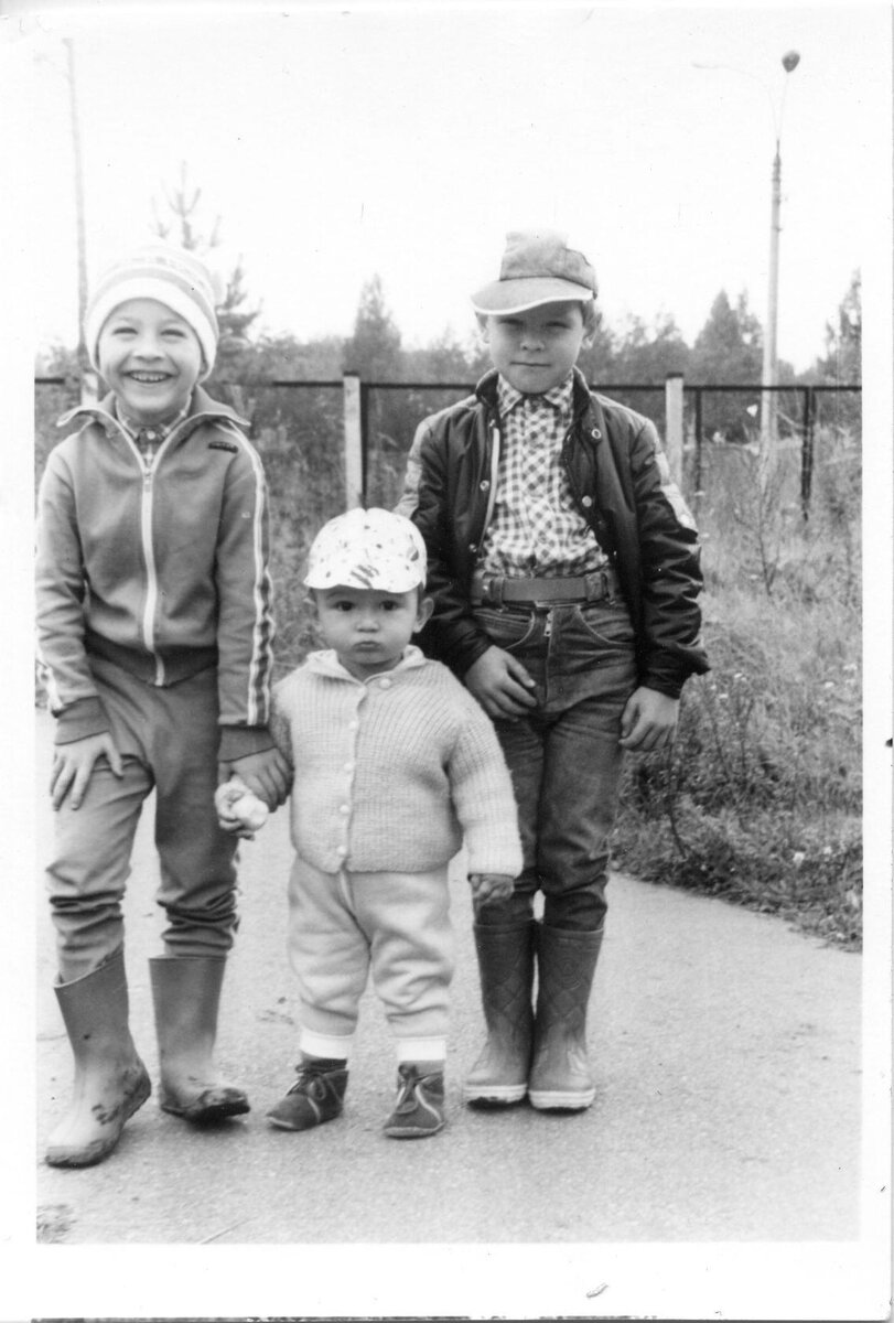 Дети пожарных ВПЧ-23 г.Ленинграда. Наш сын в центре...