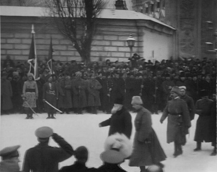 Опять Киев, это еще 1917 год, а сколько уже бутафории. Кстати там с бородой идет — Михаил Сергеевич Грушевский. 