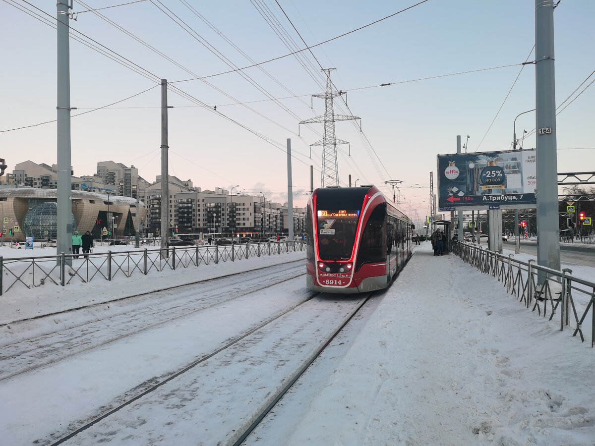 Интервал движения достаточно плотный, пассажиропоток большой. 