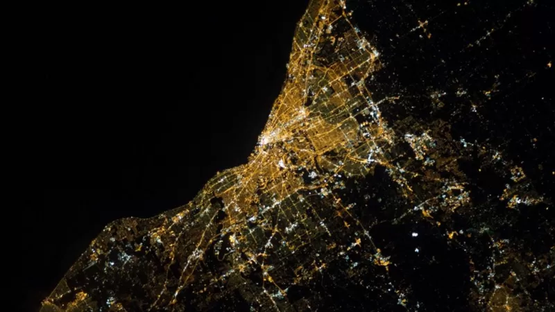 источник: NASA. Так выглядит из космоса американский город Кливленд. Если у НАСА получится реализовать свою программу, подобную фотографию поверхности Луны можно будет отправить на Землю через секунды после того, как она сделана