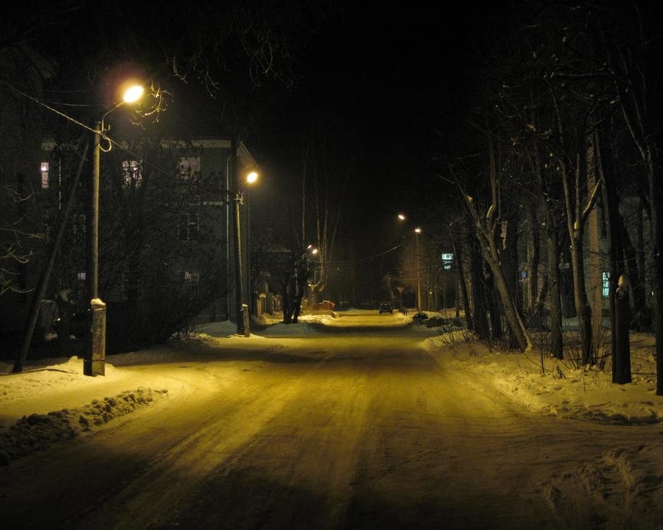 Небольшой ночной город. Фото из открытых источников.