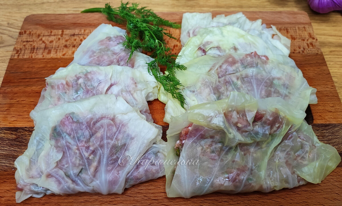 Чебуреки из капустных листьев. Чебуреки в капустном листе с фаршем. Чебуреки из капустных листьев. Чебуреки из капустных листьев. Чебуреки в капустном листе с фаршем.