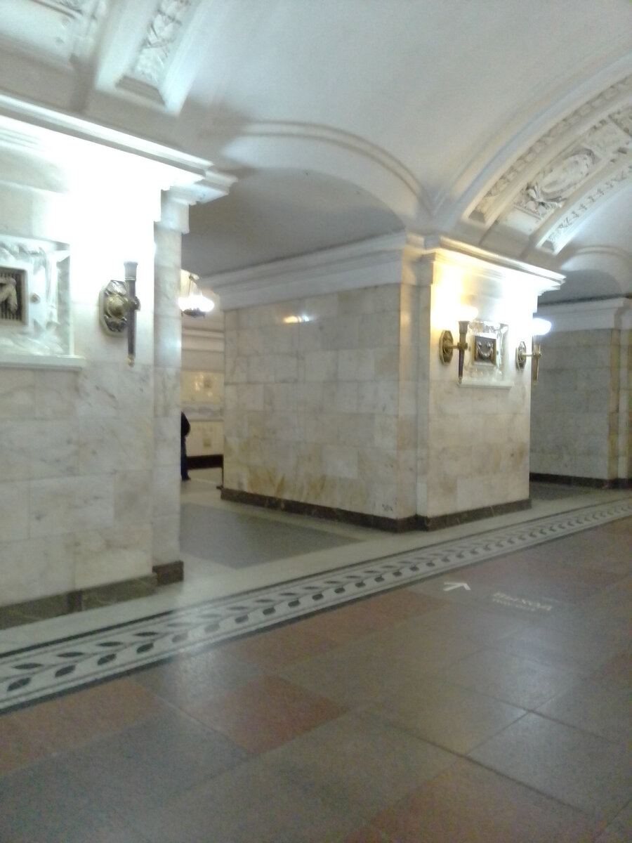 Станция Московского метро «Октябрьская», кольцевая.