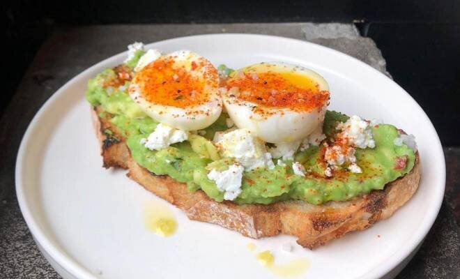 Авокадо конечно, жирный продукт, но жиры его полезные и считаются диетическими.