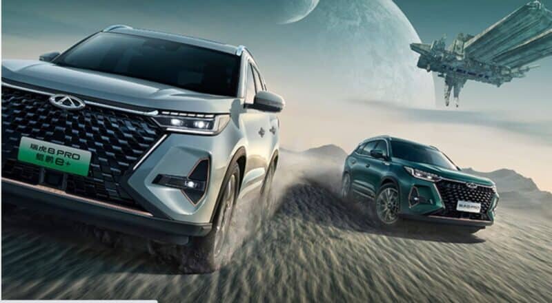 Слева Tiggo Pro 8 Kunpeng e+. Справа Tiggo Pro 8 бензиновая разновидность