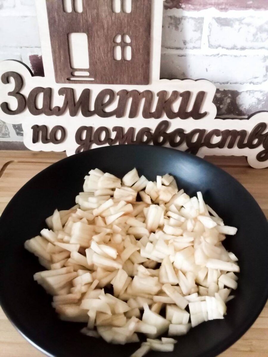 Всегда держу в холодильнике дрожжевое тесто — пеку из него на завтрак  вкусные оладьи с яблоком | Заметки по домоводству | Дзен