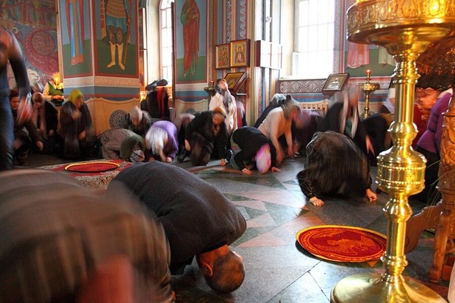 Тело человека храм. Поклоны в храме. Человек на коленях в храме. Люди в храме. Молится на коленях в церкви.