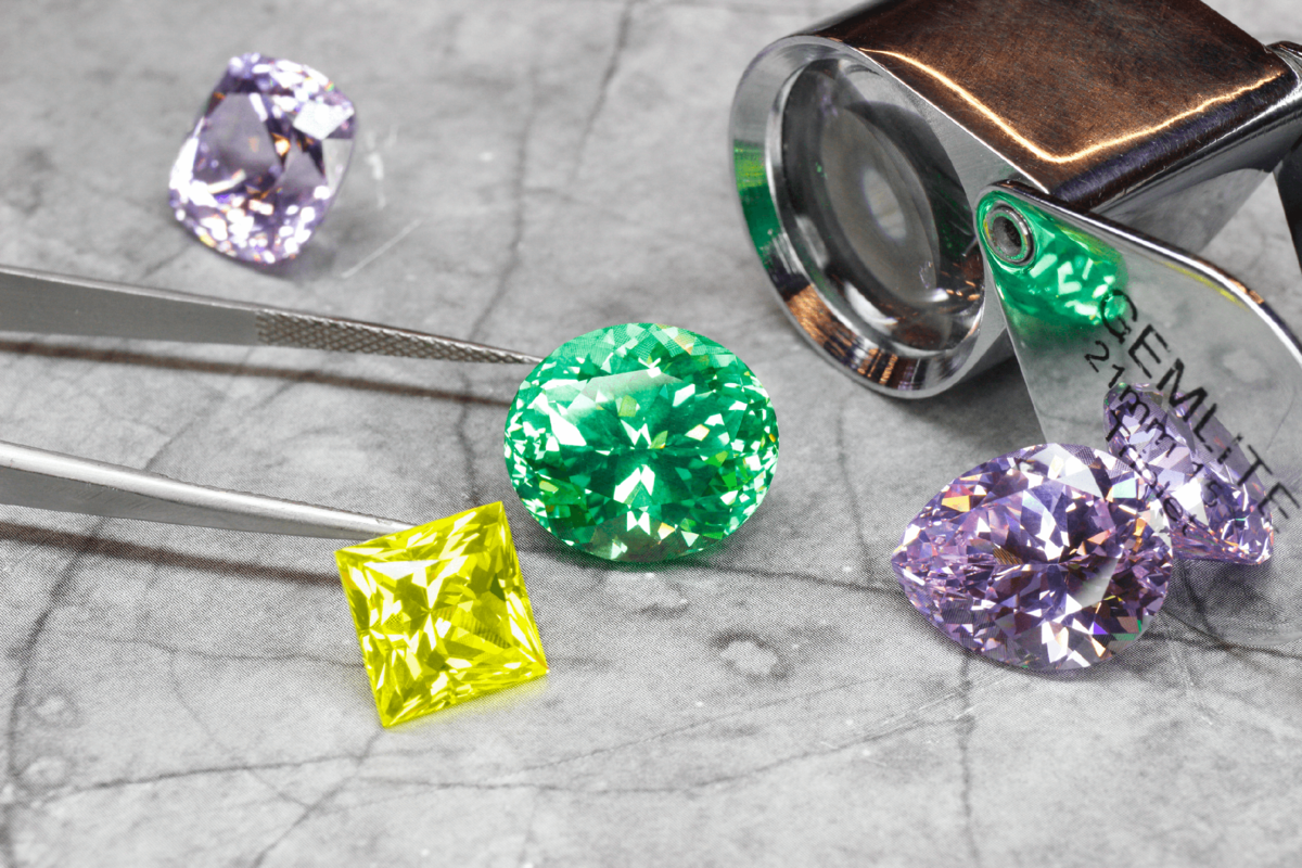 На фото – Иттрий-алюминиевые гранаты RusGems разных форм и расцветок