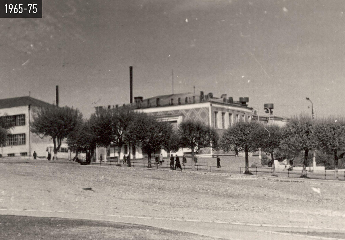 вид с площади на кинотеатр