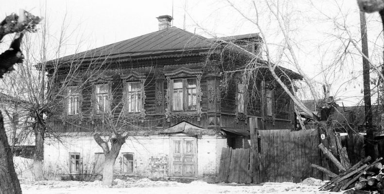 На фотографии 1996 года запечатлён дом, стоявший под № 7 на улице Комсомольской. У него богатая история, в этом году ему исполнилось бы 128 лет.