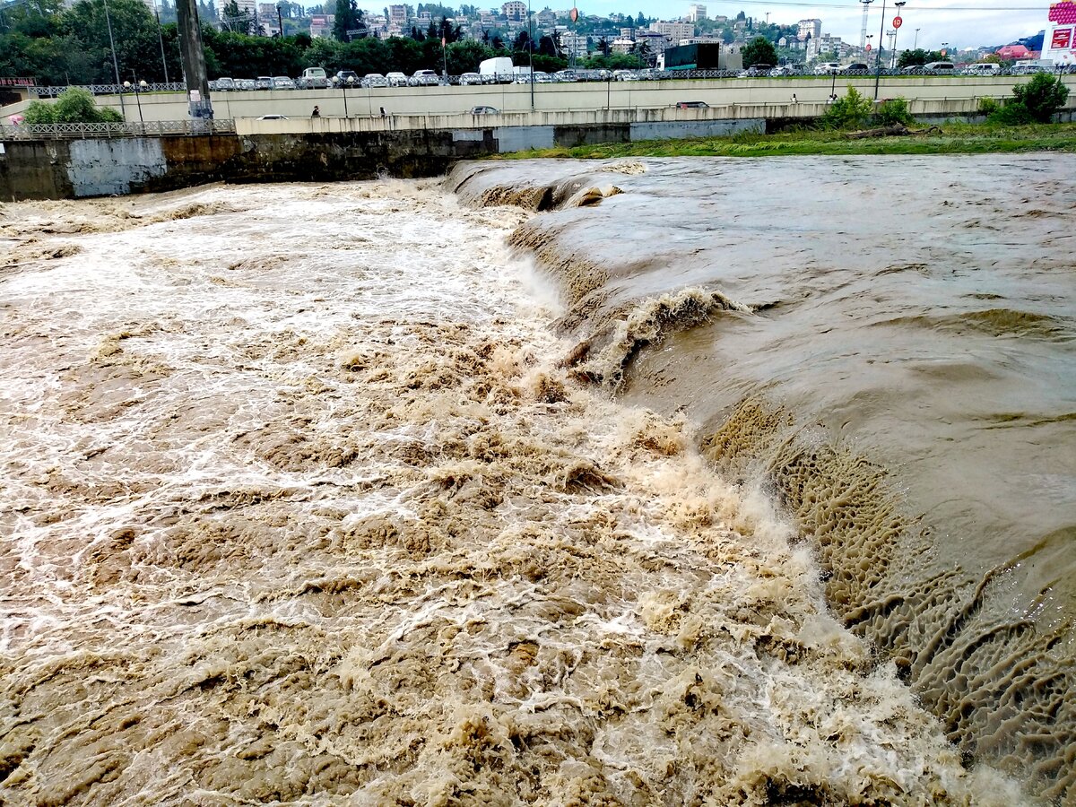 Показывала, как разливается наша река Сочи во время ливней. Фото автора