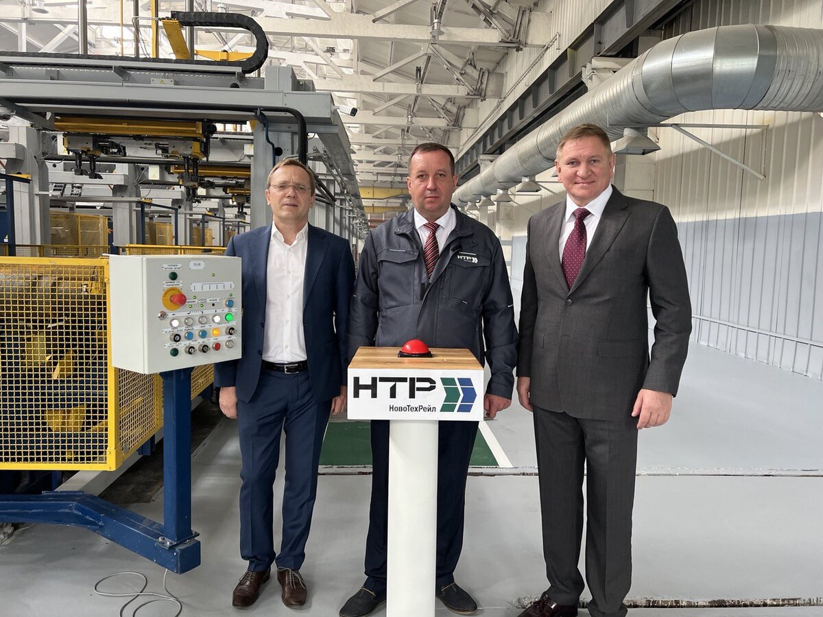 На открытии завода «НовоТехРейл» (слева направо): гендиректор ИЦПВК Олег Сеньковский, гендиректор «НовоТехРейл» Григорий Пилипчук, гендиректор «СГ-Транс» Сергей Калетин. Источник: ОПЖТ