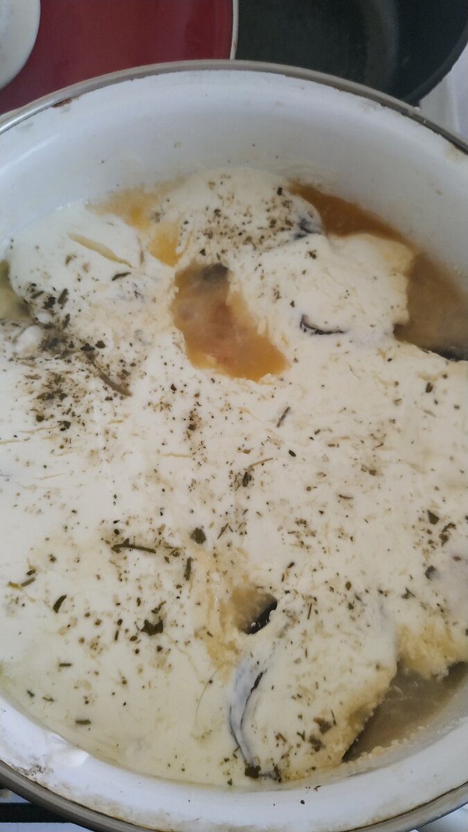 Первая стадия готовности мусаки: выделение овощного сока. При этом в кастрюле изначально не было ни капли воды.