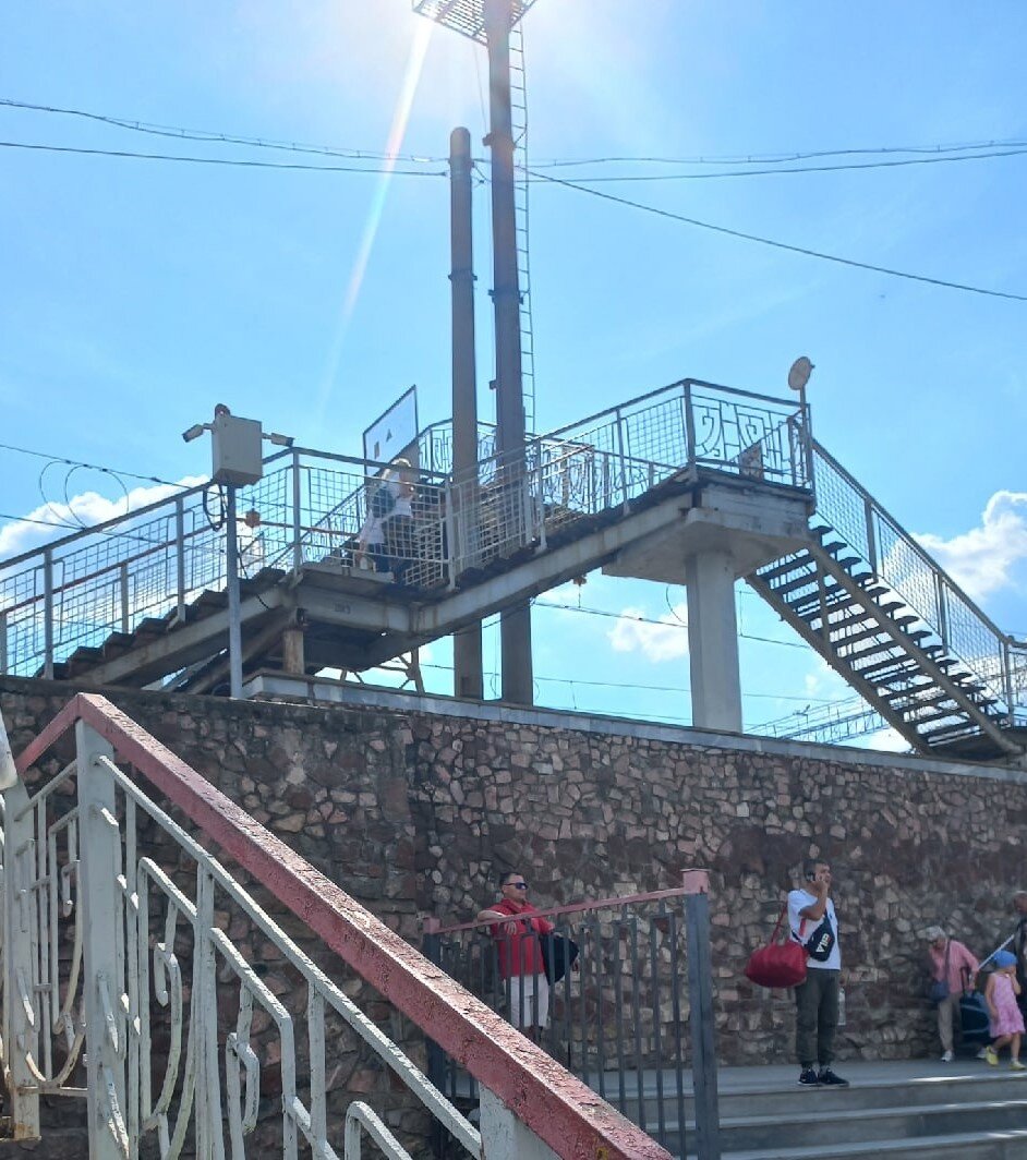 Вот с этой высокой лестницы Хани чуть не свалился. Фото автора