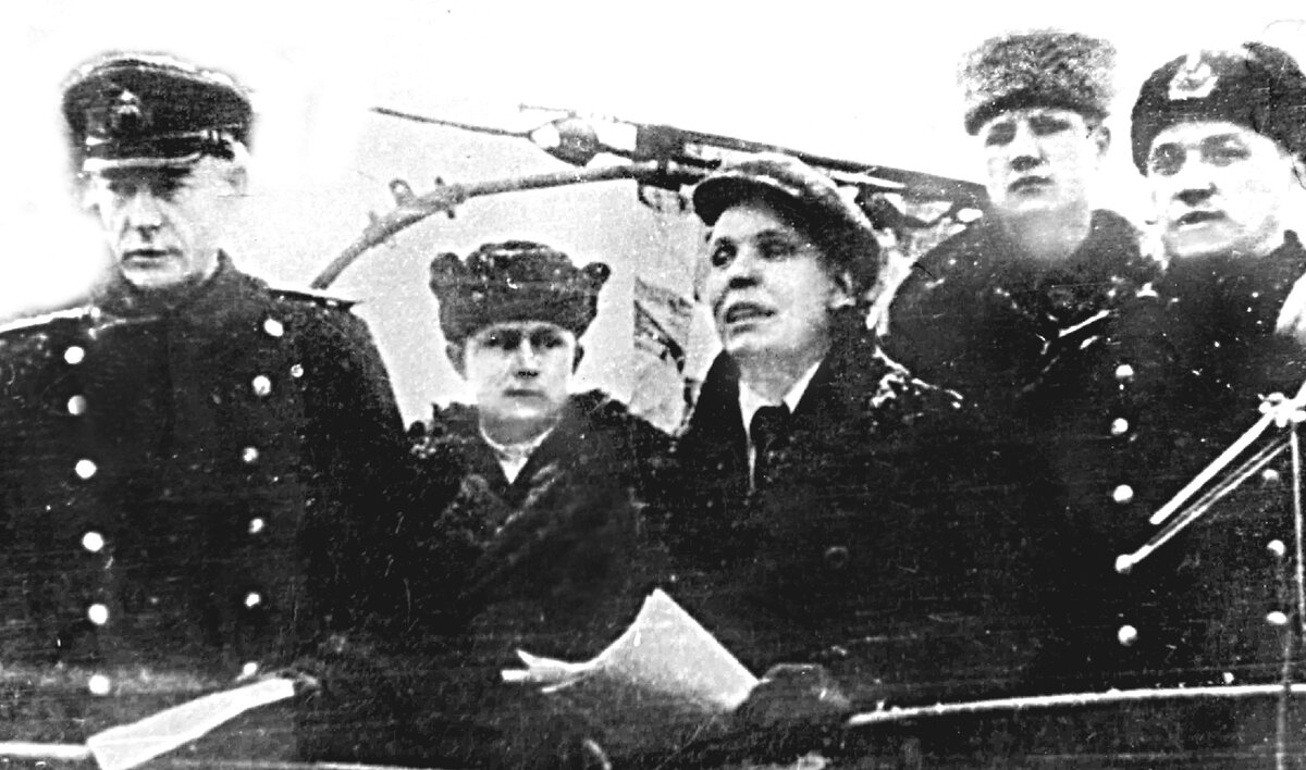 Полярный, 17 марта 1943 года, торжественная минута, «Малютке» М-105 присвоено имя «Челябинский комсомолец».