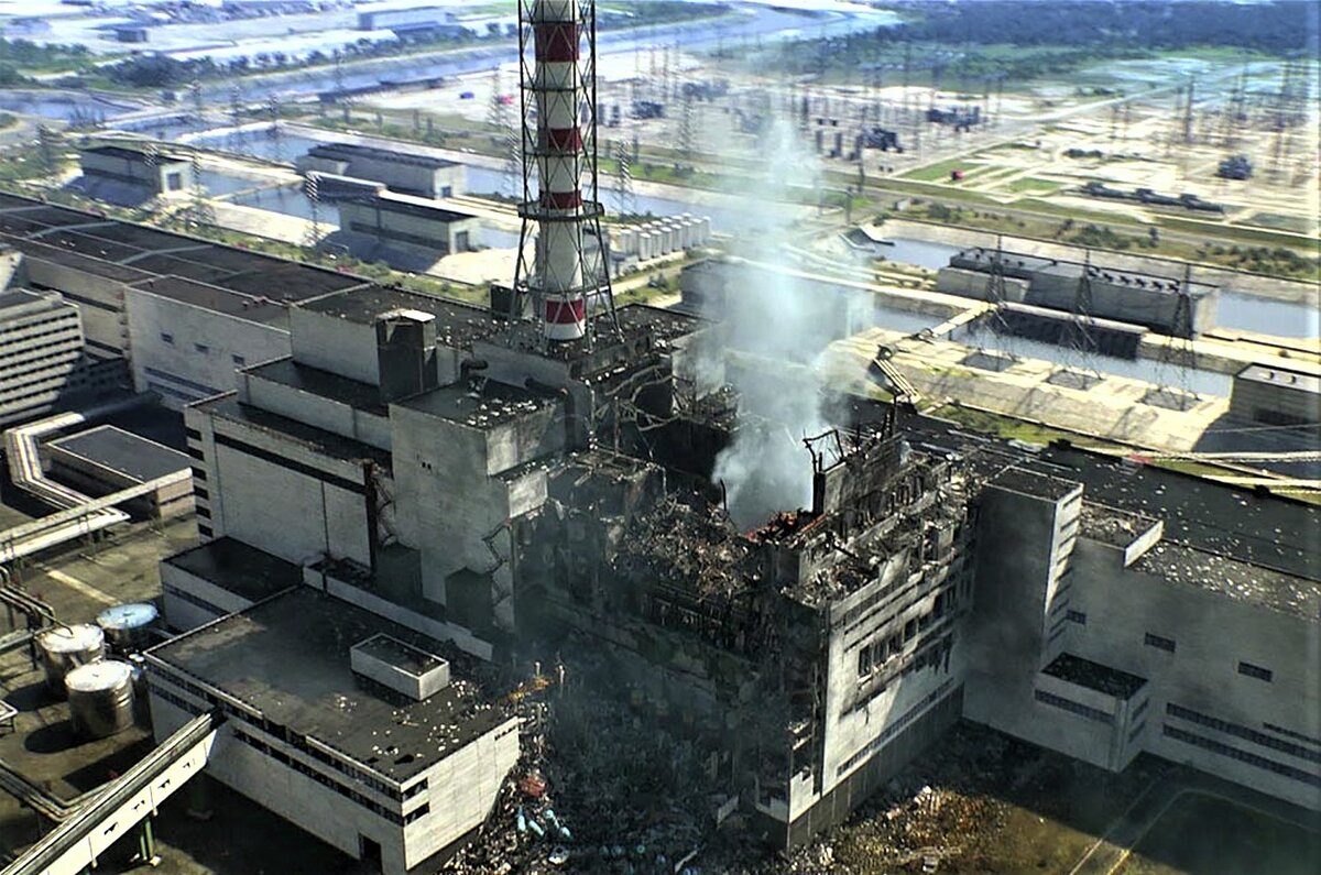 Момент аварии на Чернобыльской АЭС - горит 4 энергоблок