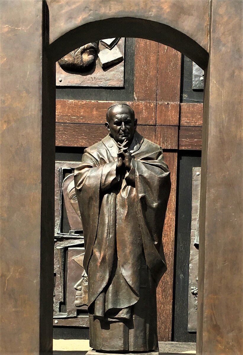 Статуя Папы в музее-мастерской Зураба Церетели.