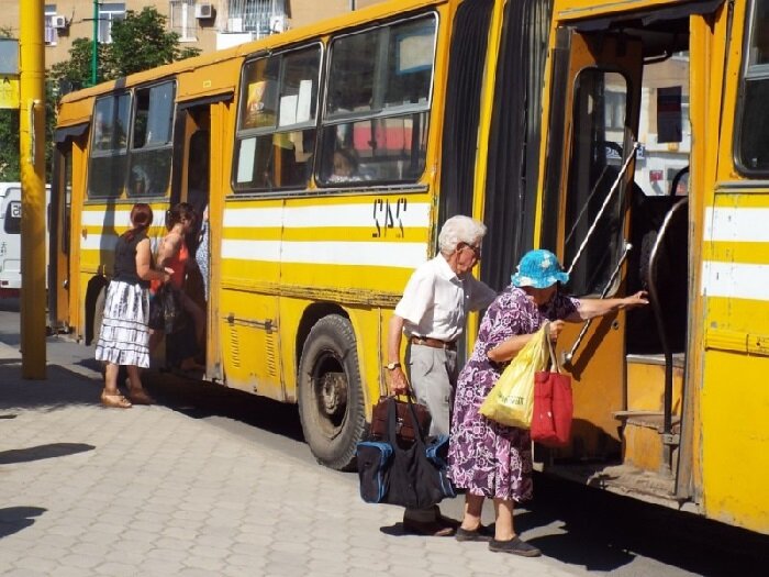 Фото Автобус жёлтого цвета в СССР.