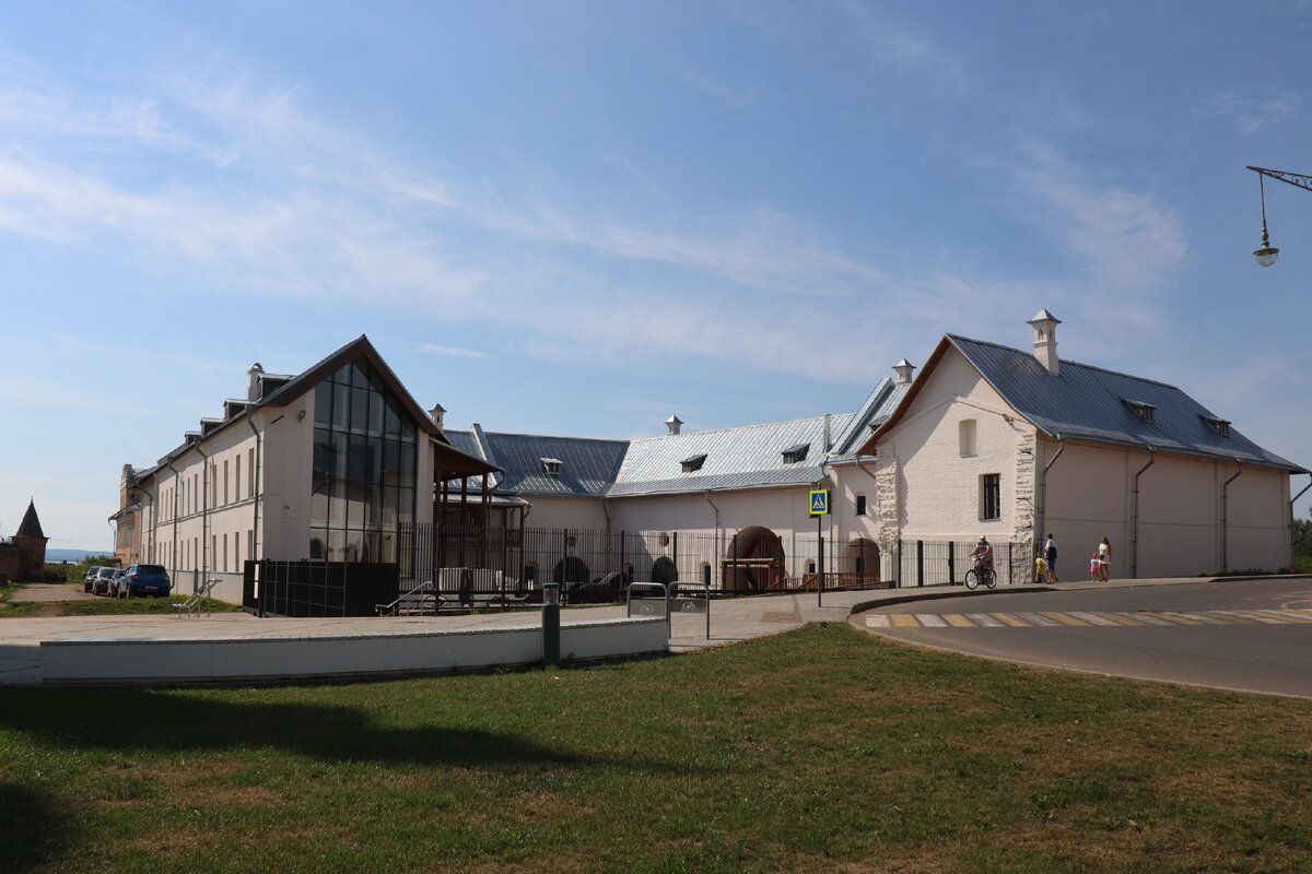 Восстановленный Конюшенный двор