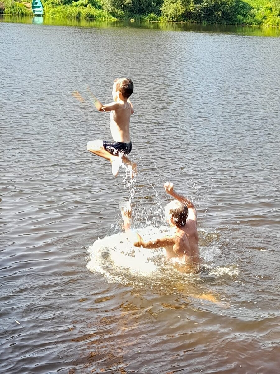 Отдых на реке под присмотром деда. 