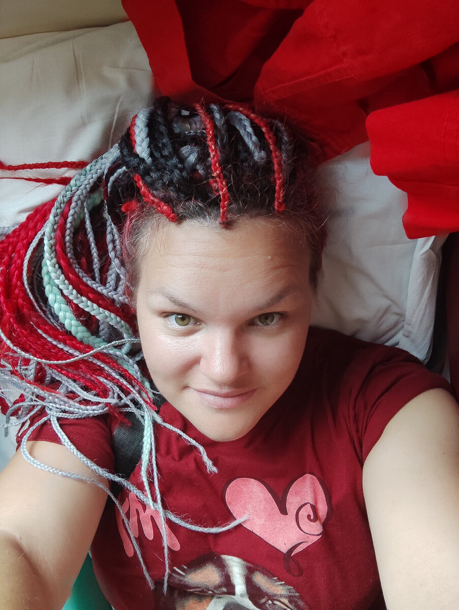 А это 18.00 того же дня валяюсь на полке в поезде, следующем в Ростов-на-Дону... Чтобы пересесть там до Новороссийска🤣🤣🤣