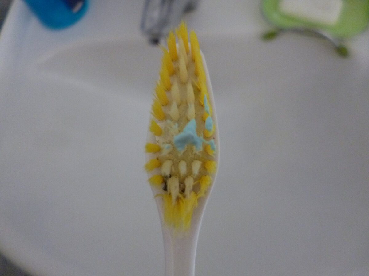 Вопрос стоматологу: сколько зубной пасты выдавливать на щетку?