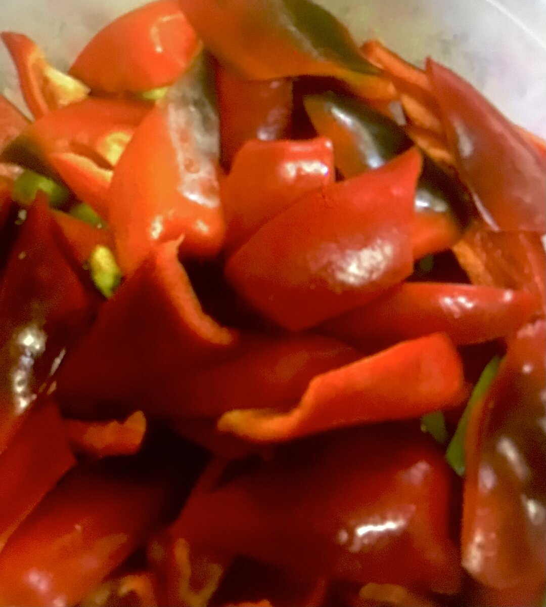 Морковь порезать крупной соломкой.