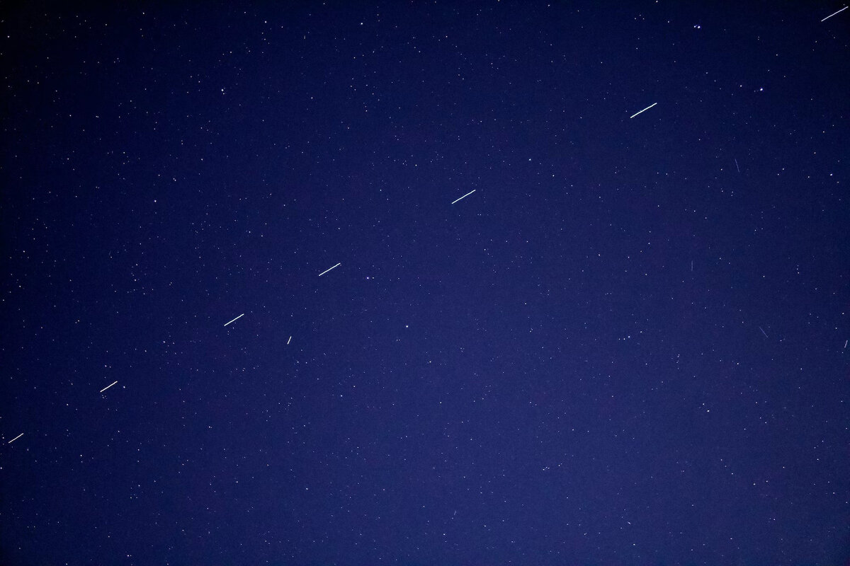 Поезд Starlink 3 едет по утреннему небу в сопровождении нескольких других спутников. /Forest Katsch