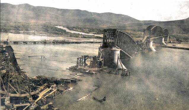 Взорванный мост через р.Онон. Общественное достояние.