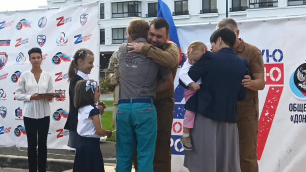 Глава ДНР Денис Пушилин вручил квартиры новосёлам в Мариуполе. Видео © t.me / PRO_ Республику