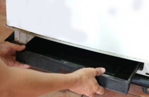 Если вы заметили, что на полу под холодильником и вокруг него скапливается большое количество жидкости, то это может быть сигналом о том, что резервуар для воды треснул или сломался.