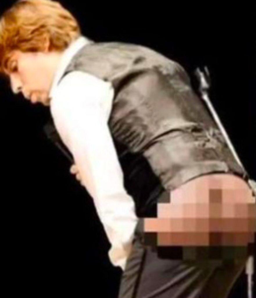    46-летний Максим Галкин показал голый зад зрителям в Австралии