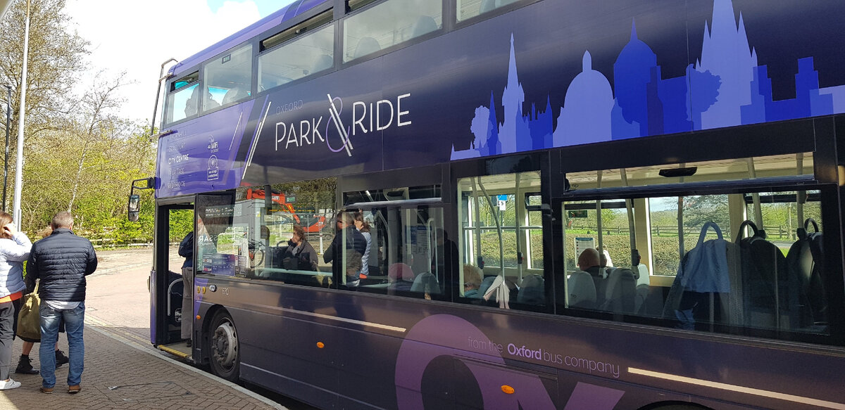 Стандартный двухэтажный автобус. Обратите внимание автобус опускается до уровня тротуара, ступенек нет, так удобнее заезжать на колясках или просто пожилым. Или у кого колени болят )). Фото из личного архива 