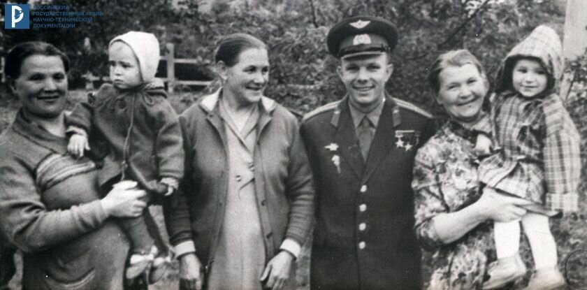 А.Т. Гагарина с сыном, первым в мире космонавтом Ю.А. Гагариным и сестрами Ольгой и Марией. г. Гжатск, июнь 1961 г. РГАНТД. Арх. № 1-16035