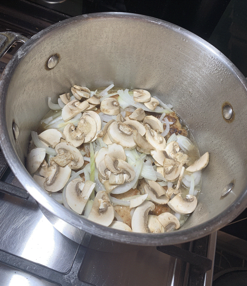 Так перекладываем слой за слоем(мясо, лук, шампиньоны, мясо и так далее). Тушим мясо около часа.