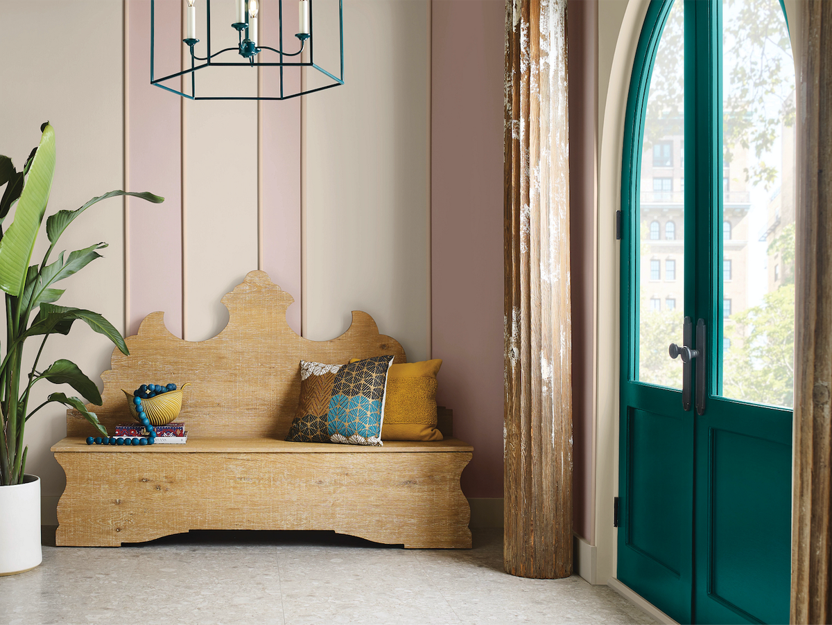 Палитра красок Lore от Sherwin-Williams с изображением синего павлина на двери и студийно-лиловой, фронтонной и бежевой полосой Dhurrie на стене.
 Фотография предоставлена Шервин-Уильямс. 