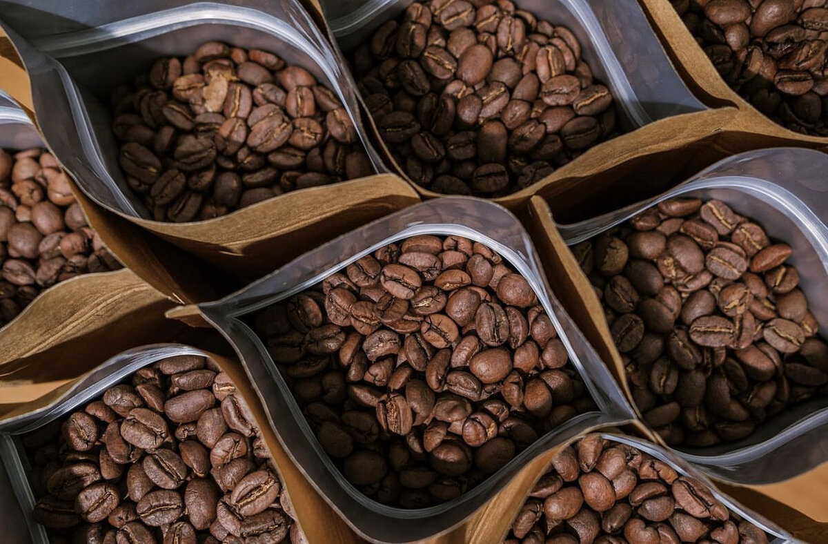 Изображение кофейного обжарщика из Рио-де-Жанейро Amika Coffee.