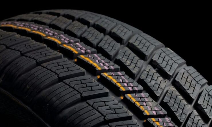 Разноцветные полоски, нанесенные на протектор могут обозначать тип, размер или другую классификацию шин.