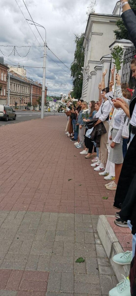 Сегодня на улицы вышли женщины, даже мамы с детьми. 
