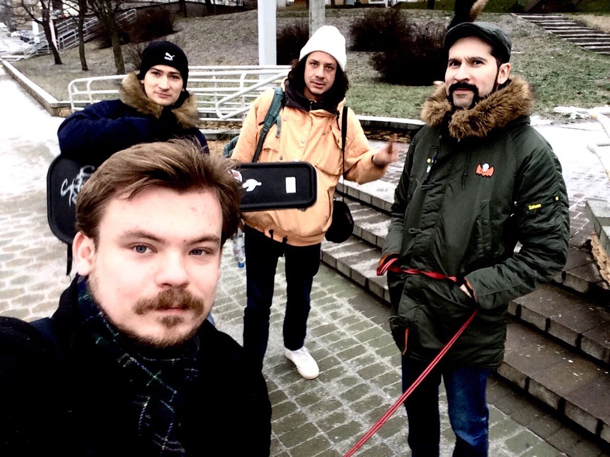 Макс справа