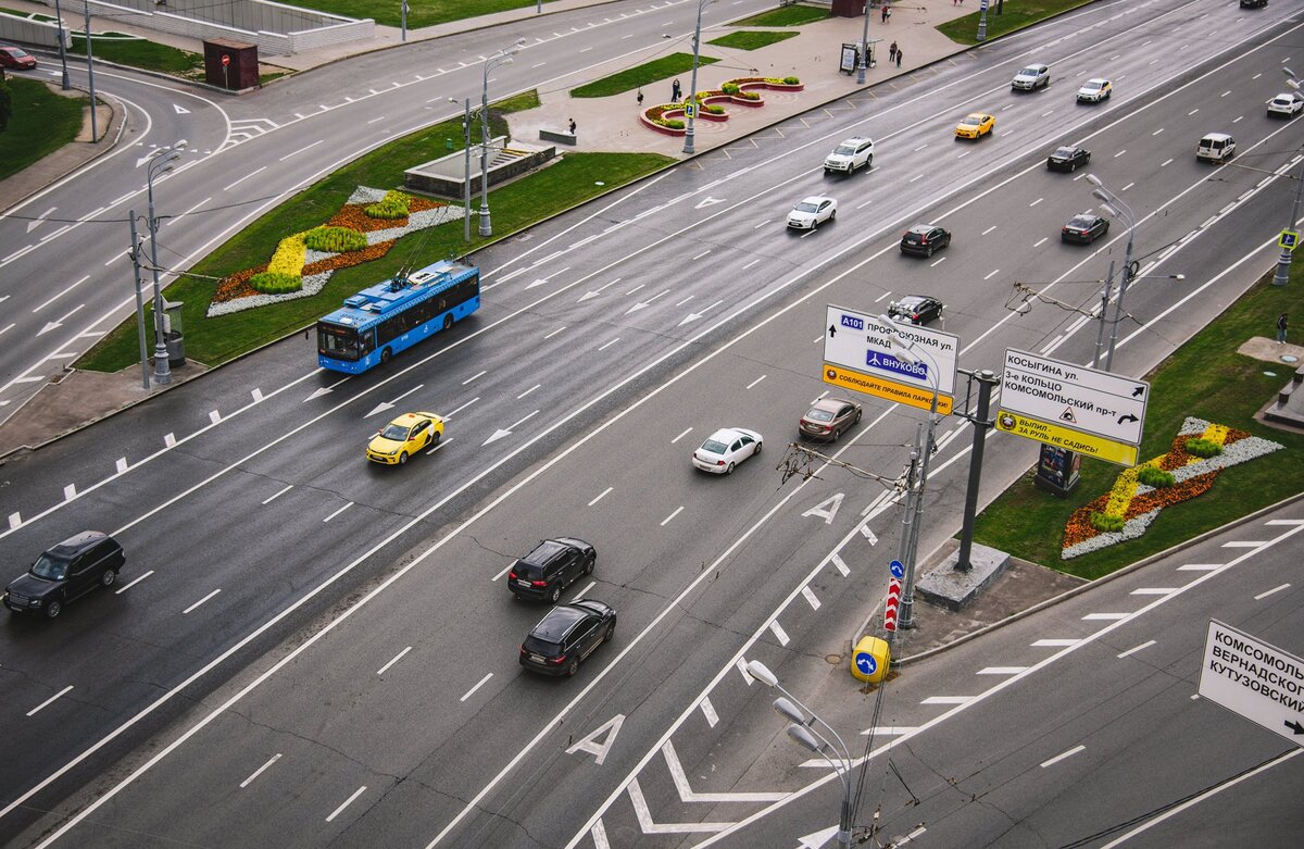 Выделенная автобусная полоса. Выделенная полоса. Полоса для общественного транспорта. Разметка полосы для общественного транспорта. Выделенная полоса для общественного транспорта.