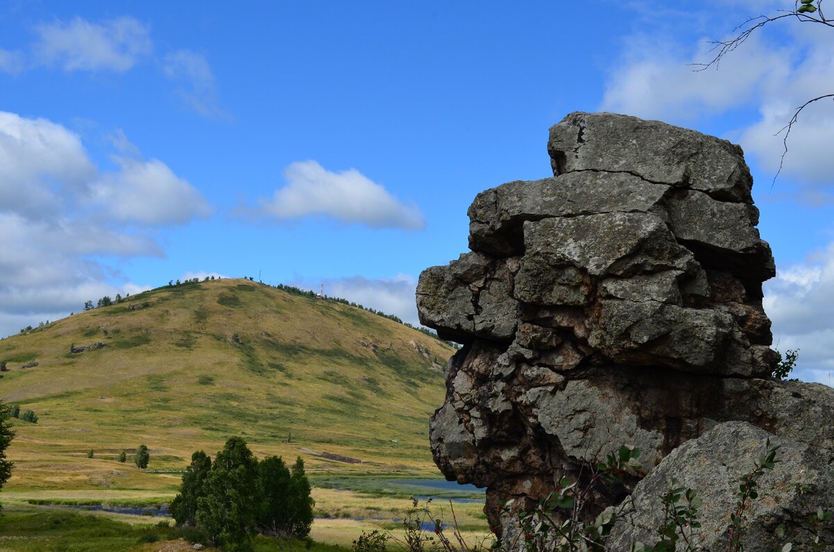 Каменный сфинкс у подножья священной горы Ауштау