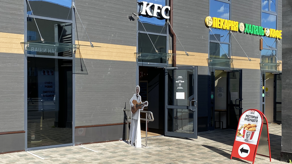 Человеки больше не нужны: как работает новый KFC без кассиров, но с роборукой