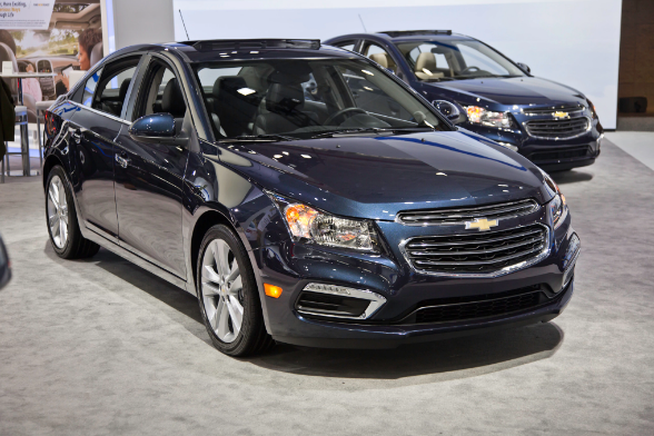 Стремительный, по-спортивному скроенный силуэт нового «Cruze» подчеркнут куполообразной крышей, покатым капотом и коротким выступом багажника, что делает его похожим на «четырехдверное купе»