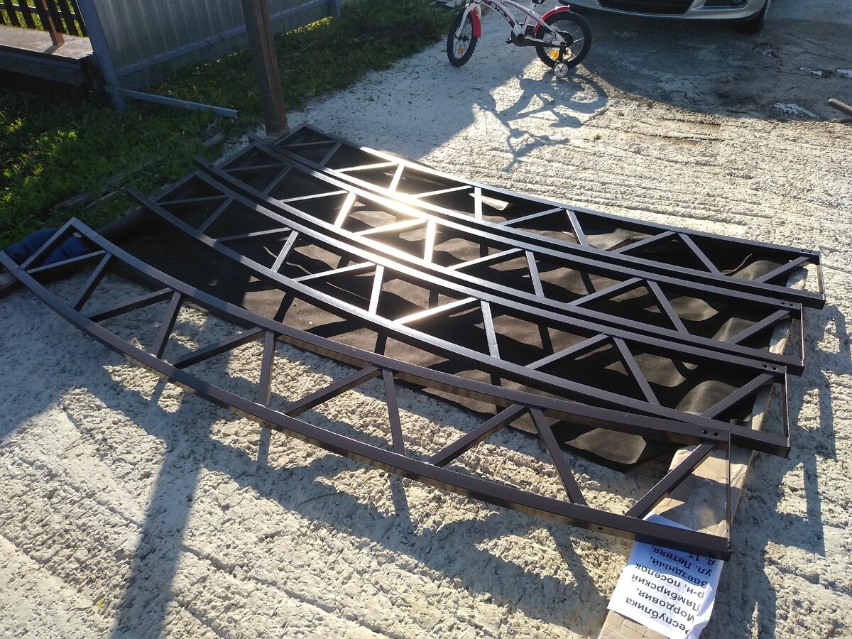 Фермы для навеса , мы их предварительно распаковали в самой газели и по одной уже выгрузили. @Горбунов Сергей