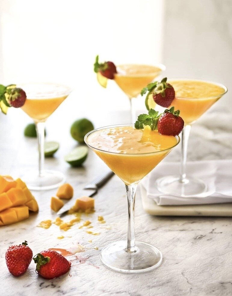 🔞Алкогольный Ингредиенты:

Водка — 200 мл
Ром — 200 мл
Сок лимона — 150 мл
Манго — 4 шт.
Сахарная пудра — 5 ст. л.

Приготовление:

1. В блендере взбить очищенные манго, водку, ром и лимонный сок до консистенции мусса. 
2. Досыпать в блендер колотый лёд в количестве, равном находящимся в блендере продуктам, и взбить до однородности, перелить в бокалы и немедленно подавать.

Приятного аппетита!