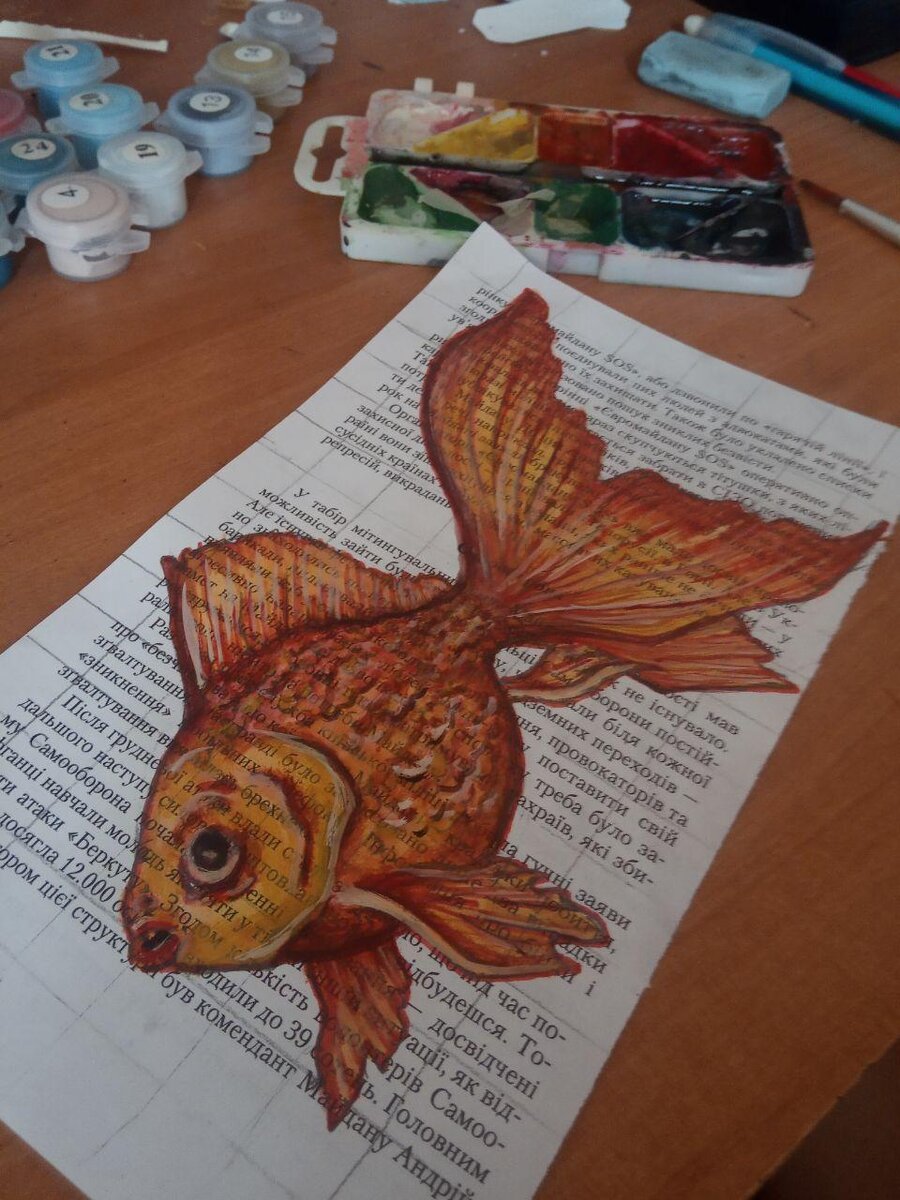 Сегодня мы рисовали золотую рыбку. Немного уточню. Рисовал мальчик Саша, ему 5 лет и до этой рыбки он не рисовал ничего красками. Далее поэтапно покажу как сделать аккуратный и красивый рисунок, если вы не умеете рисовать, но хотите научится. Рыбка заняла у нас 45 минут.