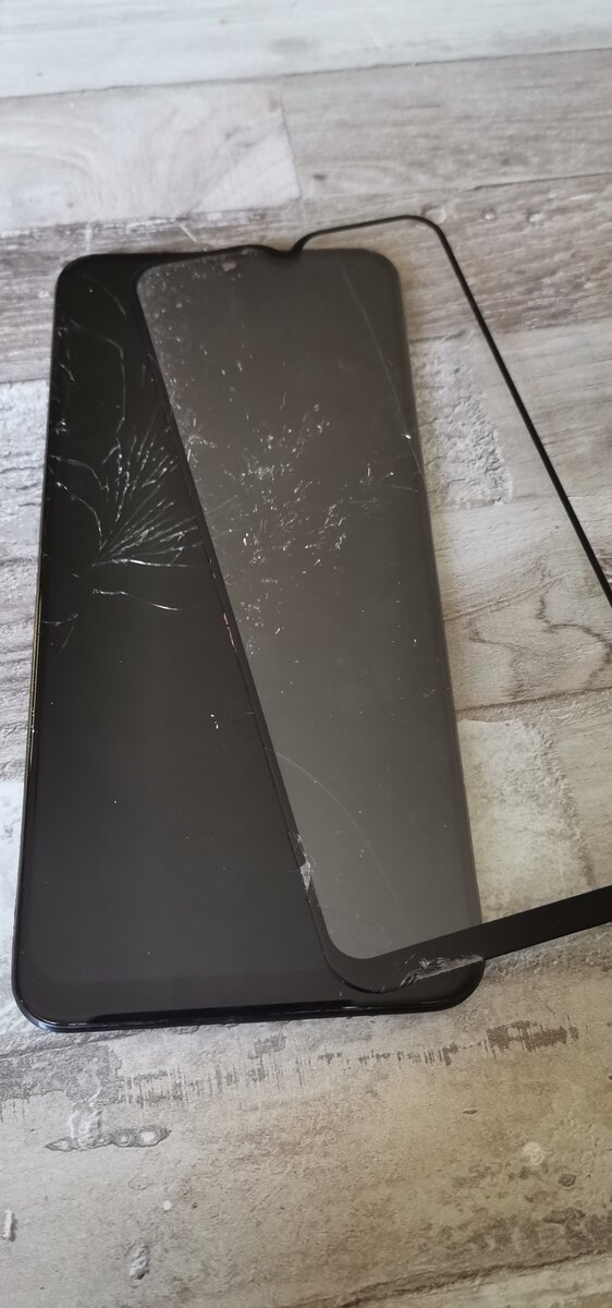 Защитное стекло видимо было уже разбито, поэтому удар пришёлся на модуль 