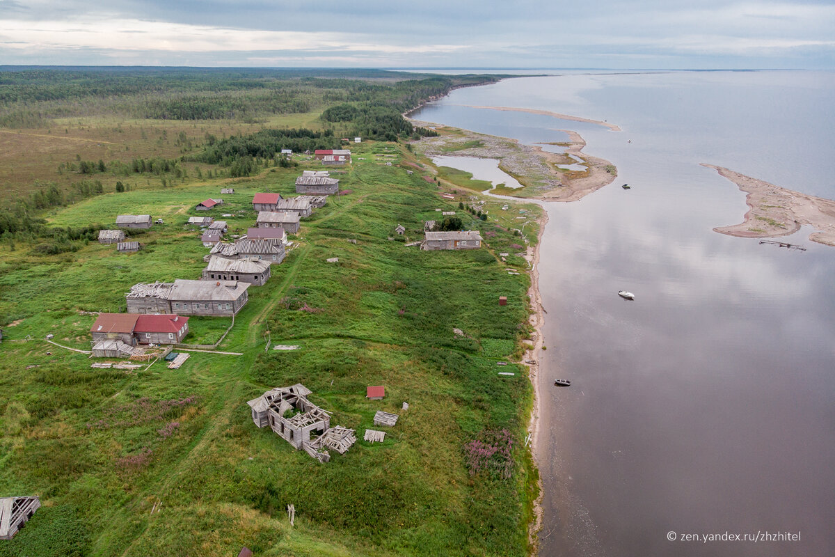 Куйский мыс. Деревня Куя сверху, на переднем плане — развалины храма Фото автора