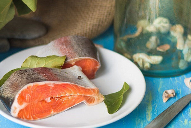 Нежирные сорта­
Самая низкокалорийная рыбка входит в группу речных или постных морских пород. К ним относятся лещ, щука, речной окунь. Из морских сортов­ подойдут минтай, хек, камбала, треска, навага. Примерная калорийность составляет 70-100 ккал, а жира там всего 4%. К сортам со свойствами средней жирности до 8% и 100-140 калорий на 100 грамм относятся горбуша, нежирная сельдь, зубатка, судак, сом. Полезно включить для похудения в рацион форель, карпа, ставриду, тунца и морского окуня.